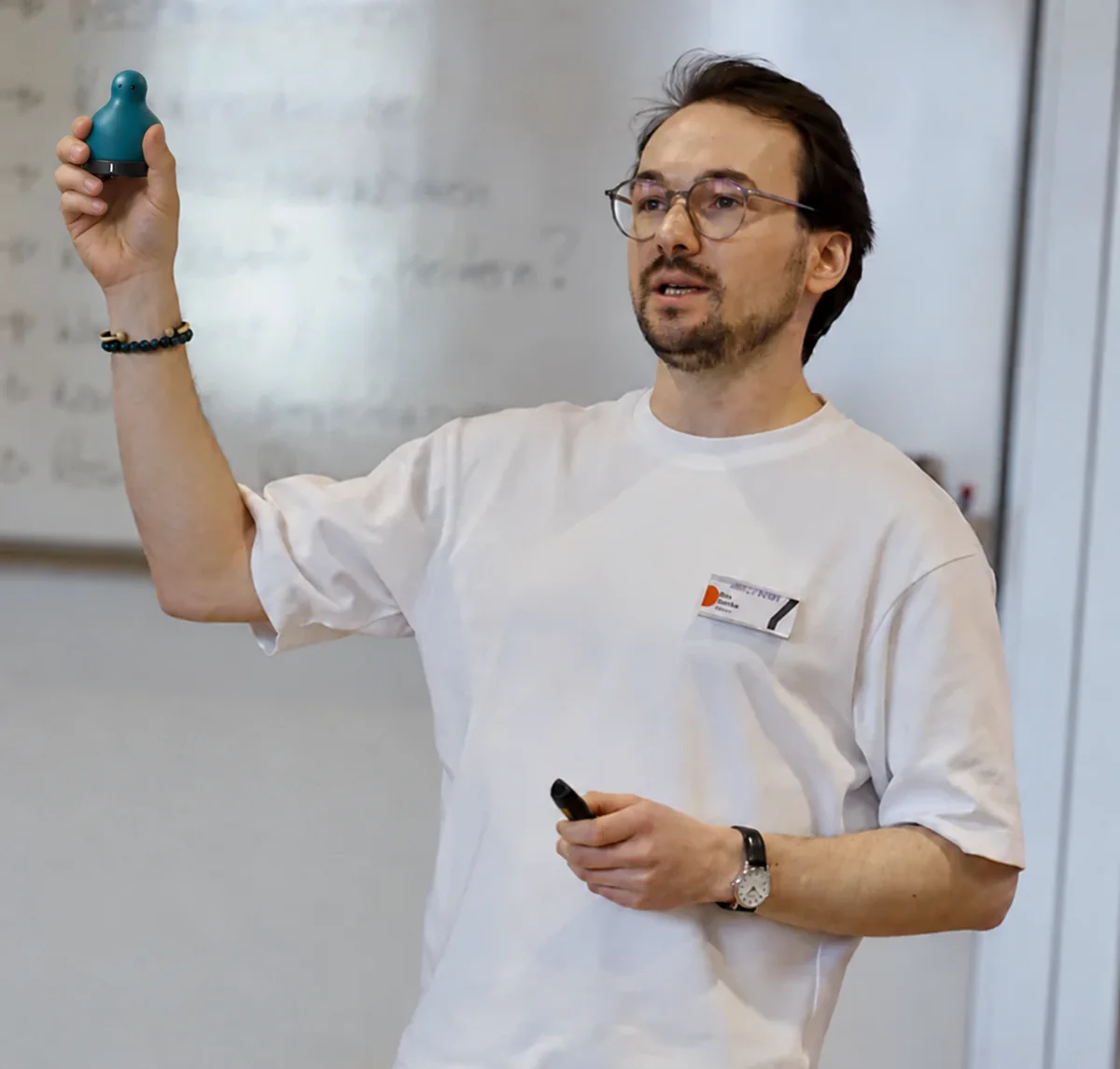 Tim Janke bei einem Vortrag vor einem Whiteboard